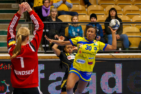 Metz Jurswailly Luciano skjuter ett skott på Sävehofs
