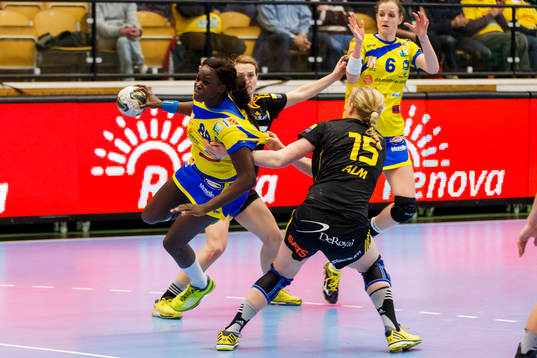 Metz Claudine Mendy tar sig förbi Sävehofs Jenny Alm