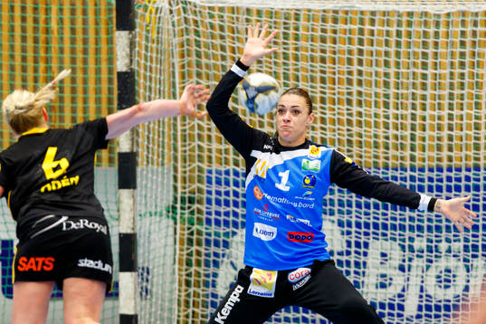 Metz målvakt Laura Glauser räddar en straff