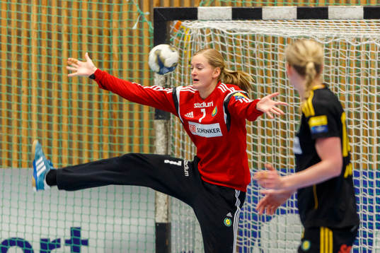 Sävehofs målvakt Johanna Bundsen räddar ett skott