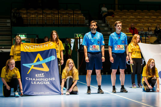 Domare Bojan Lah och David Sok innan handbollsmatchen i