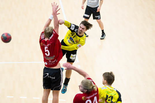 Karlskronas Tobias Bamberg provar ett skott