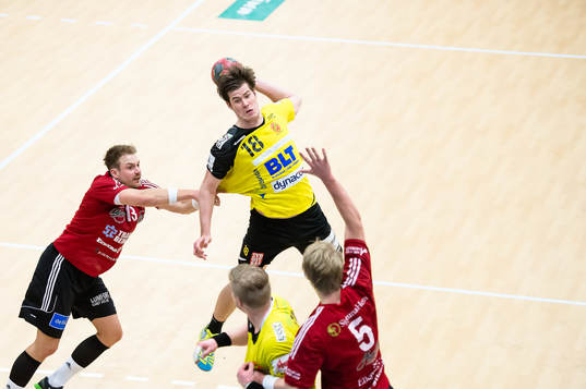 Karlskronas Gabriel Gegerfelt provar ett skott