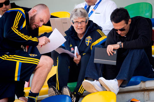 Sveriges förbundskapten Pia Sundhage på läktaren