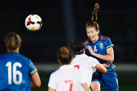 Sveriges Emma Berglund nickar bollen