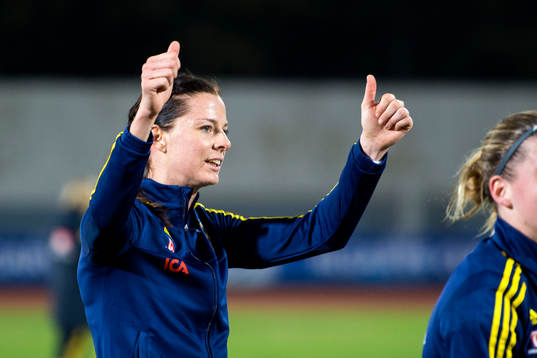 Sveriges Lotta Schelin gör tummen upp till publiken