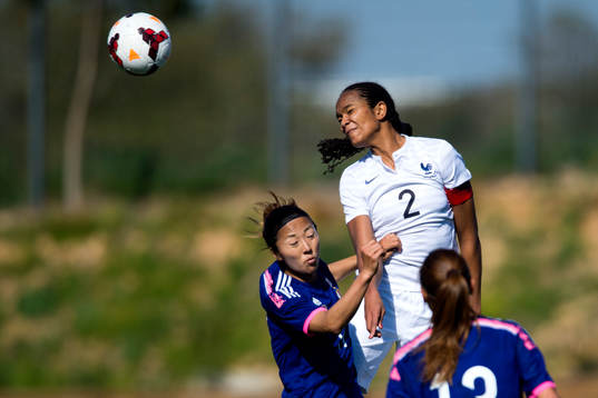 Japans Yuki Ogimi i nickduell med Frankrikes Wendie Renard