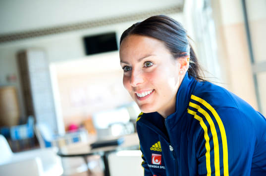 Sveriges målvakt Carola Söberg blir intervjuad