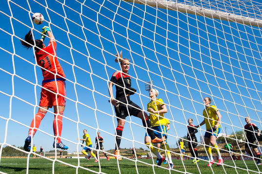 Sveriges målvakt Carola Söberg boxar undan en boll bakom
