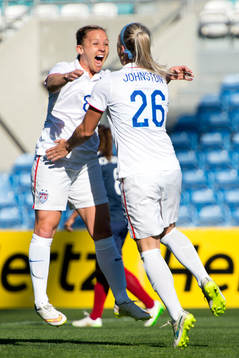 s Amy Rodriguez och Julie Johnston firar