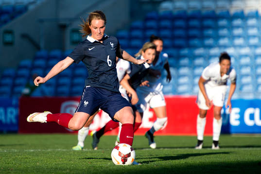Frankrikes Amandine Henry slår en straff