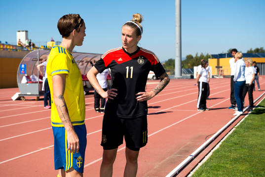 Sveriges Therese Sjögran hälsar på Tysklands Anja Mittag