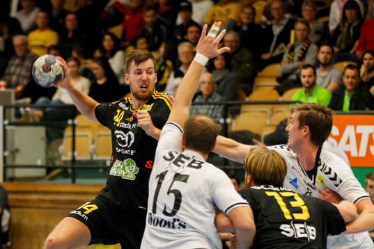 Sävehofs Mattias Thynell hoppar och skjuter ett skott