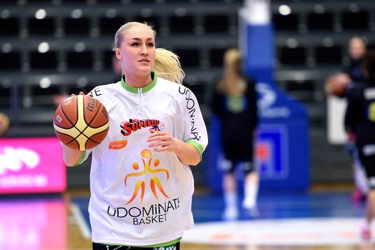s Frida Aili på uppvärmningen