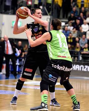 Northlands Anna Barthold med bollen