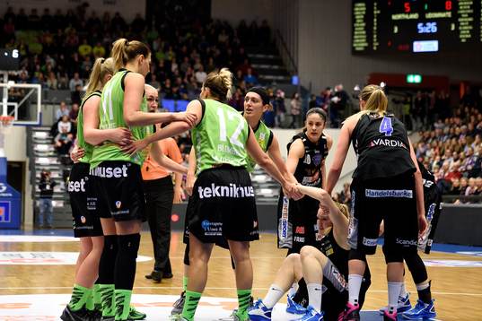 Northlands Nathalie Lindén får hjälp att ta sig upp