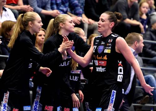 Northlands Anna Barthold jublar med sina lagkamrater