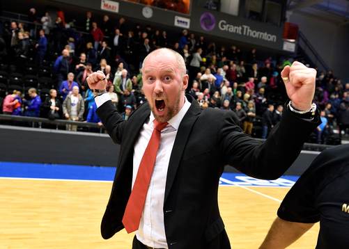s Head coach Mikael Blomqvist jublar