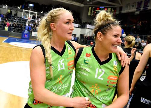 s Frida Aili(v) och Pamela Blomberg(h) jublar