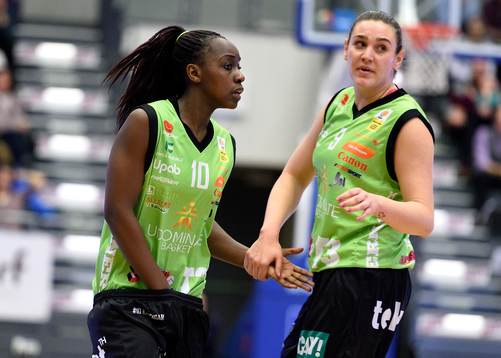 s Mante Kvederaviciute(10) och Ashleigh Brown(h)