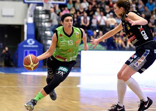 s Ilaria Zanoni med bollen