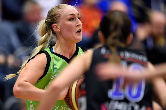 s Frida Aili med bollen