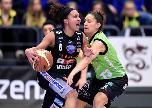 Northlands Miah-Marie Langlois med bollen