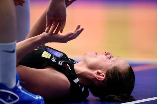 Northlands Anna Barthold ligger på golvet