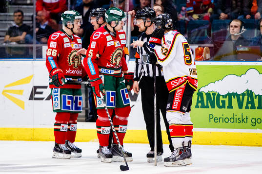 Diskussioner mellan spelare och domare