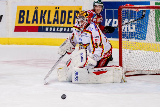 Luleås målvakt Joel Lassinantti räddar ett skott