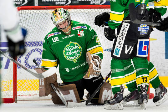 Björklövens målvakt Kevin Lindskoug deppar