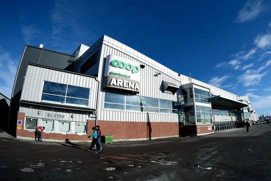 Solen skiner utanför Coop Norrbotten Arena