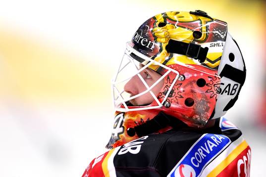 Luleås målvakt Joel Lassinantti på uppvärmningen innan