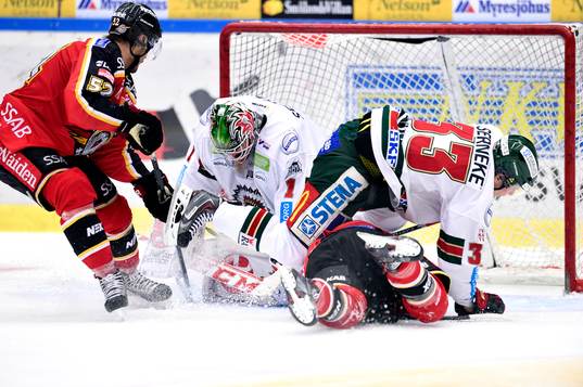 Luleås Johan Forsberg kastar sig för att slå in pucken i
