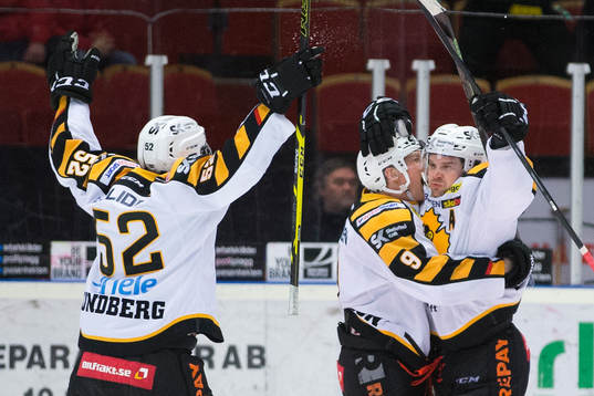 Skellefteå Patrik Zackrisson famnar om Janne Pesonen