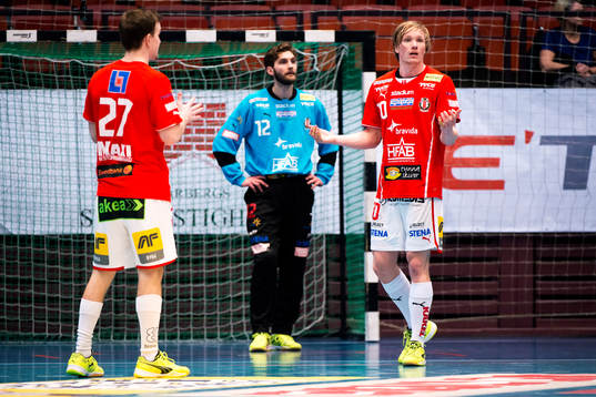 Drotts målvakt Robert Bladh och Henrik Olsson deppar