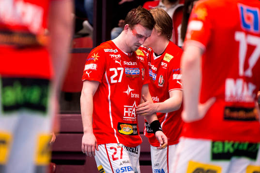 Drotts Pontus Zetterman lämnar planen med en skada