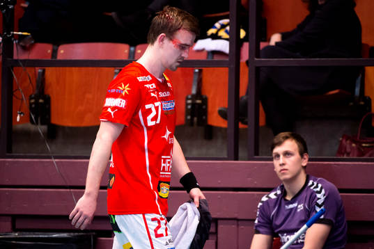Drotts Pontus Zetterman lämnar planen med en skada