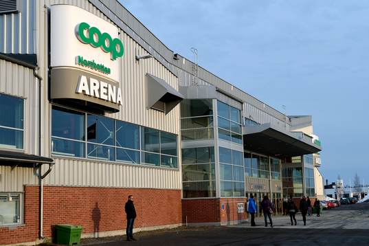 Eftermiddagssol på Coop Norrbotten Arena innan kvartsfinal