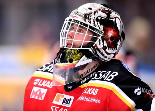 Luleås målvakt Daniel Larsson på uppvärmningen