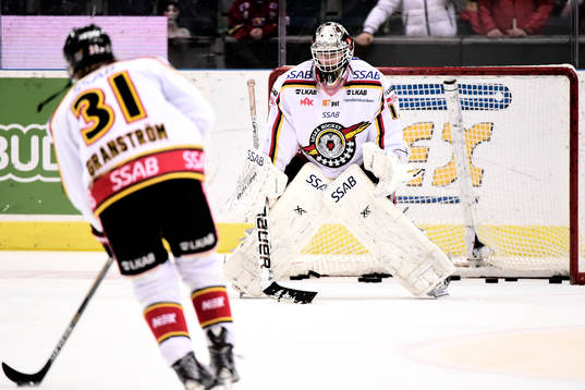 Luleås målvakt Daniel Larsson värmer upp innan