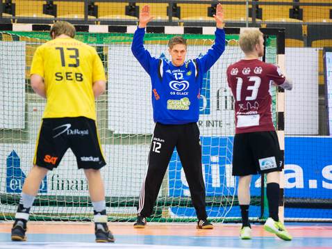 Lugis Niklas Gudmundsson och Sävehofs målvakt Peter