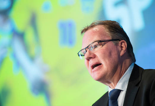 Karl-Erik Nilsson, ordförande, talar