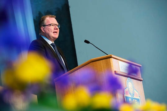Karl-Erik Nilsson, ordförande, talar