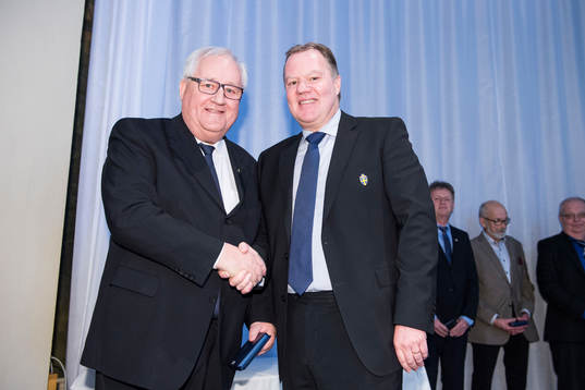 Ulf Waltersson tar emot en medalj för sina insatser för