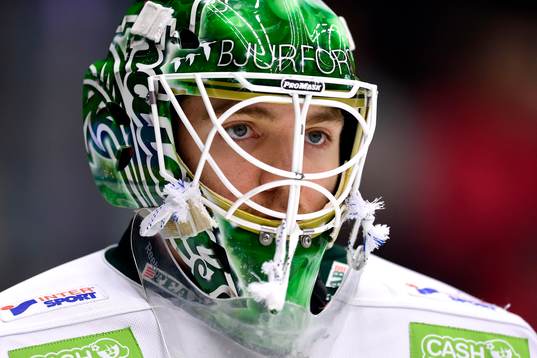 Frölundas målvakt Linus Fernström på uppvärmningen