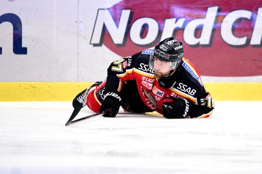 Luleås Per Ledin ligger på isen