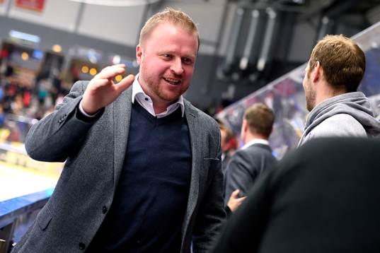 Frölundas assisterande tränare Klas Östman jublar