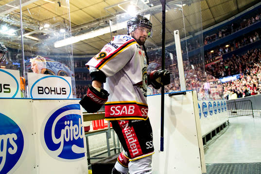 Luleås Chris Abbott lämnar isen