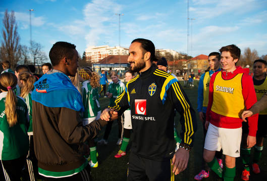 Erkan Zengin hälsar på ungdomar när det svenska